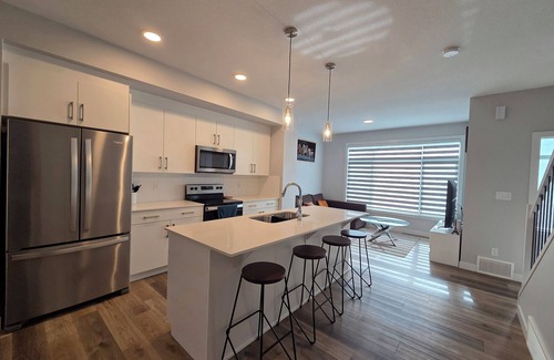 Southwest Edmonton House | Master Bedroom with Ensuite Bathroom close to Edmonton Airport!