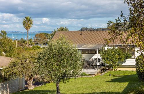 Oneroa House | Matai Cottage in Oneroa with Sea Views