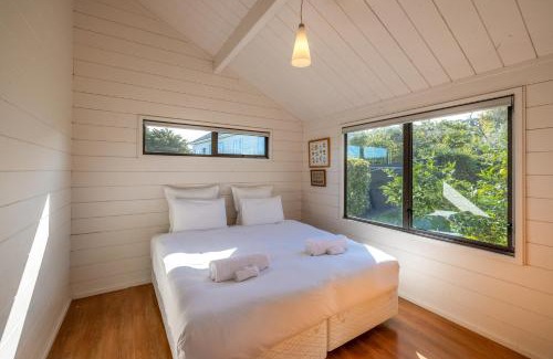 Oneroa House | Matai Cottage in Oneroa with Sea Views