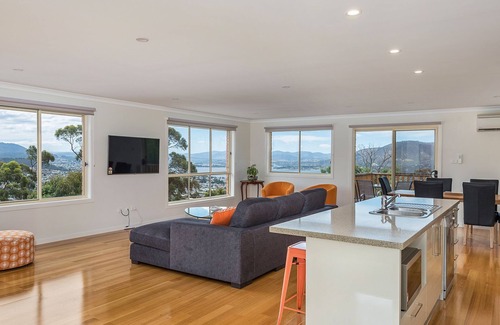 West Moonah House | Mayhill Views space and style