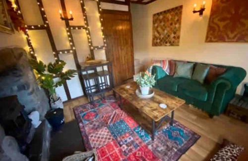 Llanrhaeadr-ym-Mochnant House | Maytree Cottage. Compact home in Mid Wales.