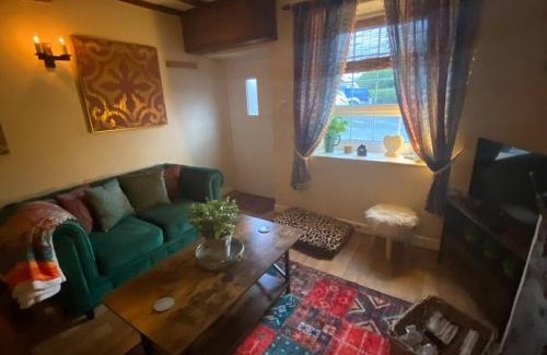 Llanrhaeadr-ym-Mochnant House | Maytree Cottage. Compact home in Mid Wales.