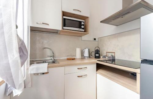 Rapallo Apartment | MAZZINI12 RAPALLO, Elegant Central Apartment, Air Conditioning, Wi-Fi, Just 100 mt from the Public Beach, the Ideal Choice for a Relaxing and Exciting Coastal Escape, private garage available on request at 20,00 per night