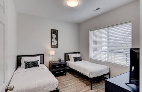 Maxwell House | McBryde Dive Bar - 8 beds - 2 Miles to DT