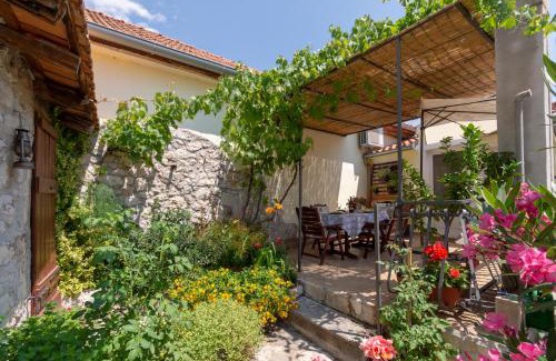 Skradin Apartment | Mediterranean terrace apartment with Bikes & SUP