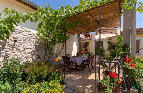 Skradin Apartment | Mediterranean terrace apartment with Bikes & SUP