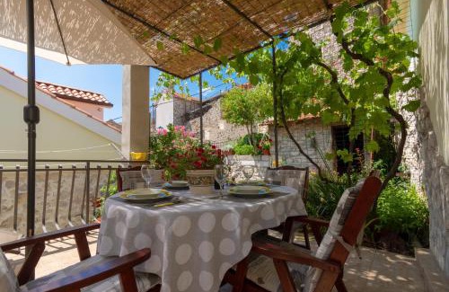 Skradin Apartment | Mediterranean terrace apartment with Bikes & SUP