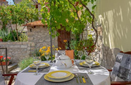 Skradin Apartment | Mediterranean terrace apartment with Bikes & SUP