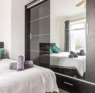 Wigan House | Memory Lane - beautifully renovated house close to motorway networks