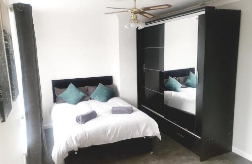 Wigan House | Memory Lane - beautifully renovated house close to motorway networks