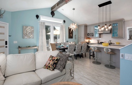 Lantern District House | Mermaid Cottage - Private Jacuzzi, AC, patio space