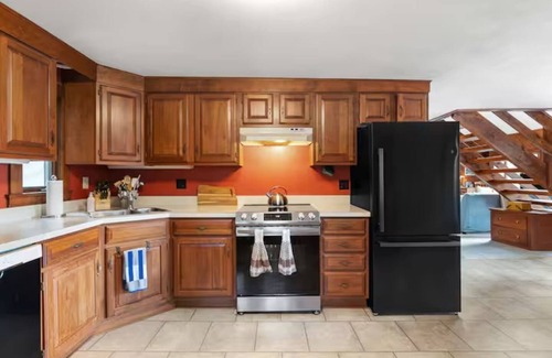 New Durham House | Merrymeeting Lake Private Beach, Gazebo & Hot Tub