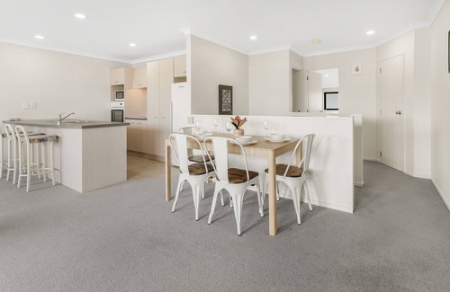Hamilton Cottage | Metro Haven - Hamilton Holiday Townhouse