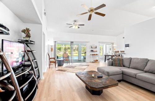 Interchange Square House | Mi Casa in Palm Bay