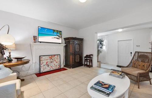 Buena Vista House | Miami Cheerful 4 bedroom home with free parking