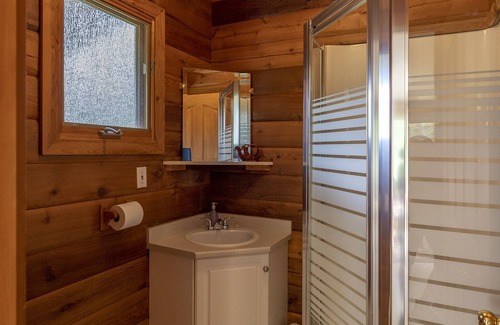 Tete Jaune Cache Hotel | Mica Mountain Lodge &Pine at Mt Robson Provincial Park near Jasper National Park