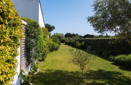 Le Bois-Plage-en-Re Cottage | Mid Island Cottage with large sunny garden