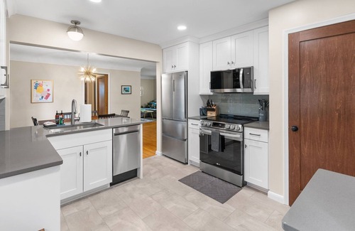 Linden Hills House | MINNeSTAY* Minikahda Vista | Hot tub