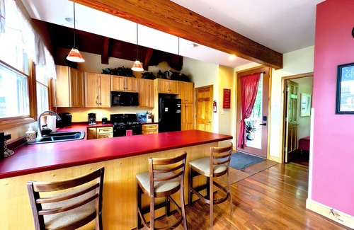 Davis Cabin | Mins to Downtown Davis! Pool Access! Dog friendly!