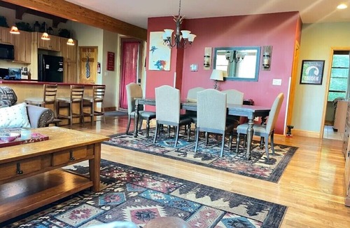 Davis Cabin | Mins to Downtown Davis! Pool Access! Dog friendly!