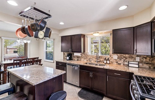 Blenman-Elm House | Mins to UofA, 4th Ave and Downtown - 5 Roku TVs! Short drive to the Gem Show!