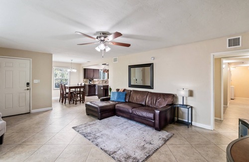 Blenman-Elm House | Mins to UofA, 4th Ave and Downtown - 5 Roku TVs! Short drive to the Gem Show!