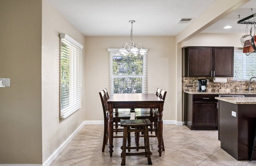 Blenman-Elm House | Mins to UofA, 4th Ave and Downtown - 5 Roku TVs! Short drive to the Gem Show!