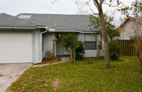 Golden Glades - The Woods House | Minutes away from Mayo Clinic, jax Beach, UNF, Ponte Vedra Beach, and PGA & TPC.