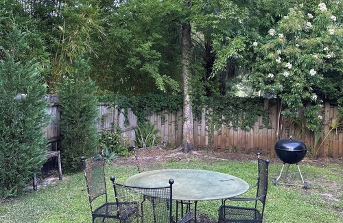 Golden Glades - The Woods House | Minutes away from Mayo Clinic, jax Beach, UNF, Ponte Vedra Beach, and PGA & TPC.