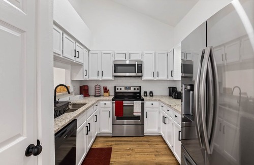 Euless Condo | Minutes from DFW & AT&T stadium. Cozy modern retreat