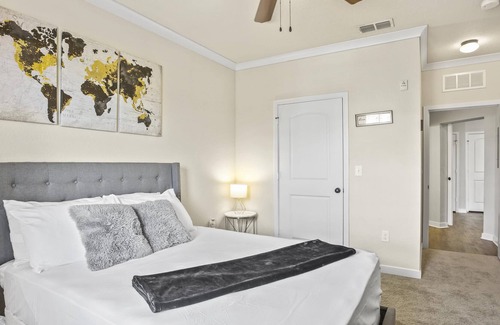 Deerwood Apartment | Minutes from Mayo Clinic w/pool, gym and games