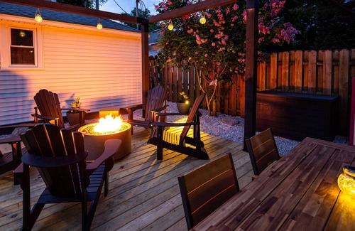 Ludington Apartment | Mitten Flats #4 - 1 Block to the beach! Hot tub!
