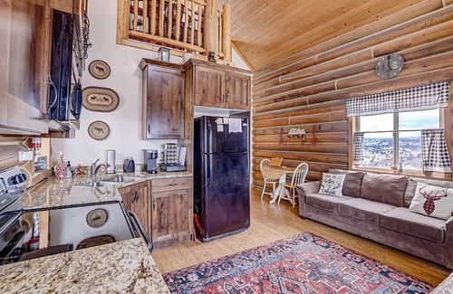 Alton Cabin | MJ's CabinnLocated on a Hill Top Near Zion and Bryce Canyon. Pet Friendly.