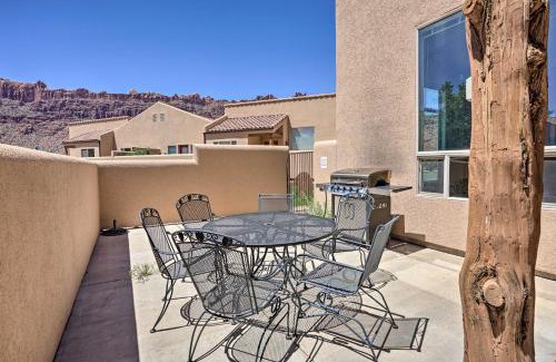 Moab South Valley House | Moab Townhome with Pool Access and Stunning Mtn Views!