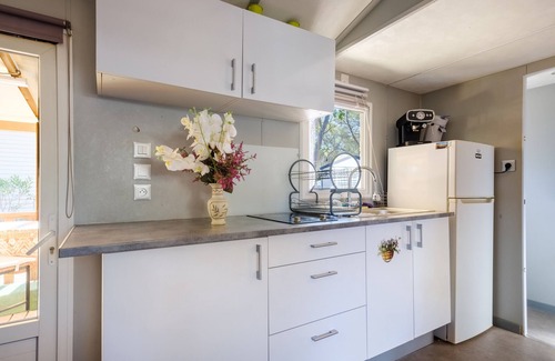 Puget-sur-Argens RV Rental | Mobile-home 'Séjour De Rêve 5 Étoiles' with Shared Pool, Private Terrace and Wi-Fi