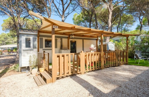 Puget-sur-Argens RV Rental | Mobile-home 'Séjour De Rêve 5 Étoiles' with Shared Pool, Private Terrace and Wi-Fi