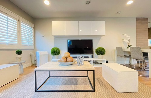 Venice Apartment | Modern 1Bd Famous Venice 10B