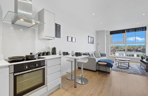 Potters Bar Apartment | Modern 1BR Above Train to Kings Cross