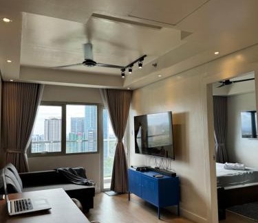 Bonifacio Global City Apartment | Modern 1BR Executive Suite l Best City View of BGC l The Residences BCCT