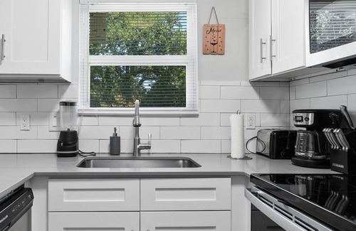 Hyde Park Apartment | Modern 1BR Near UT Hyde Park Evonify