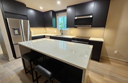 Rosewood Apartment | Modern 2 Bed, 2 Bath Ground Floor Apartment with Private Backyard