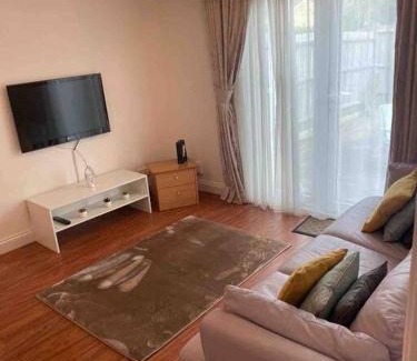 Cole Green House | Modern 2 bedroom house with WIFI
