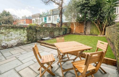Tollington Apartment | Modern 2B Home with Private Backyard & Fast WiFi