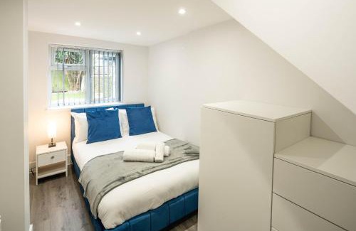 Tollington Apartment | Modern 2B Home with Private Backyard & Fast WiFi