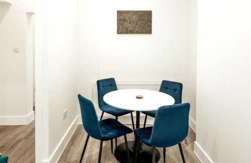 Tollington Apartment | Modern 2B Home with Private Backyard & Fast WiFi