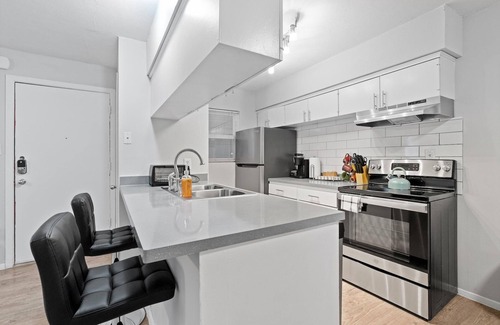 Hyde Park Apartment | Modern 2BR Near UT Hyde Park Evonify