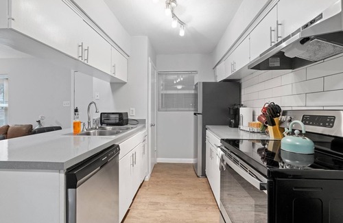 Hyde Park Apartment | Modern 2BR Near UT Hyde Park Evonify