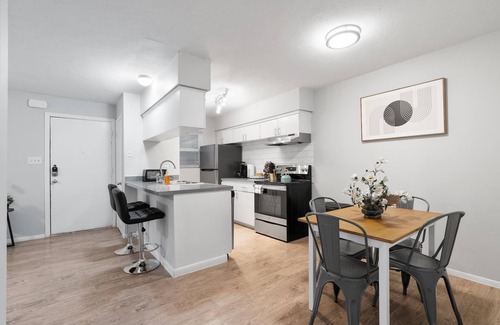 Hyde Park Apartment | Modern 2BR Near UT Hyde Park Evonify