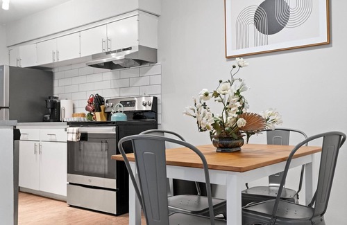 Hyde Park Apartment | Modern 2BR Near UT Hyde Park Evonify