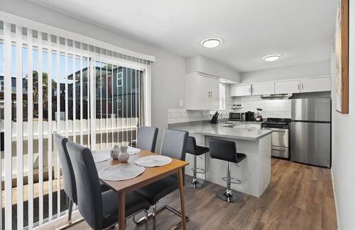 Hyde Park Apartment | Modern 2BR Near UT Hyde Park Evonify